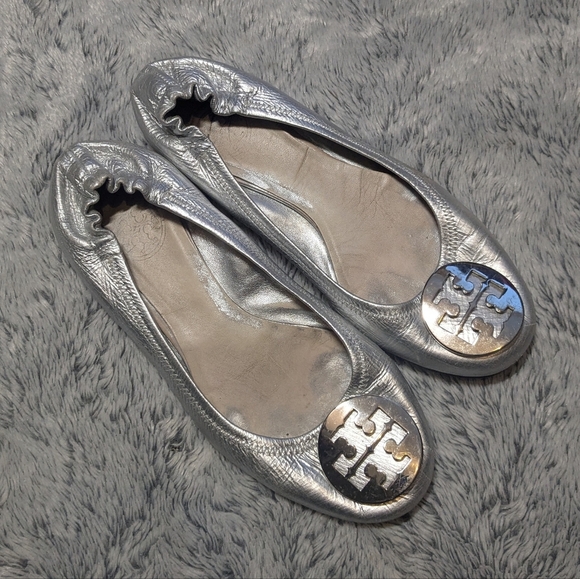 Tory Burch Silver Flats Ballet Size 6 - Picture 1 of 8